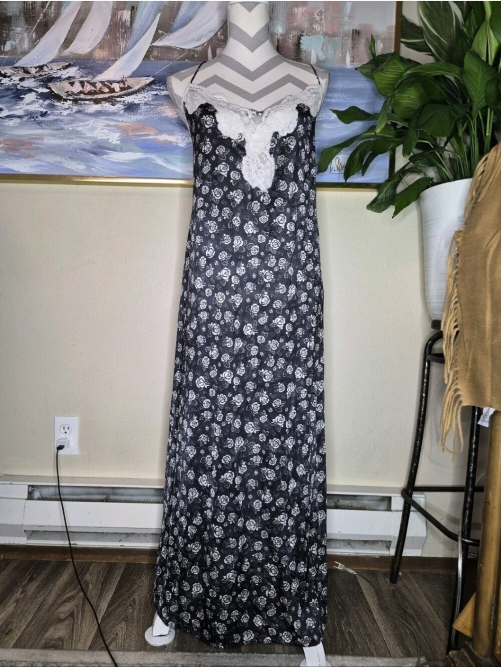 Vanity Fair Black and White Floral Lace Trim Nightgown